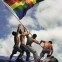 gayslevantandoabandeira