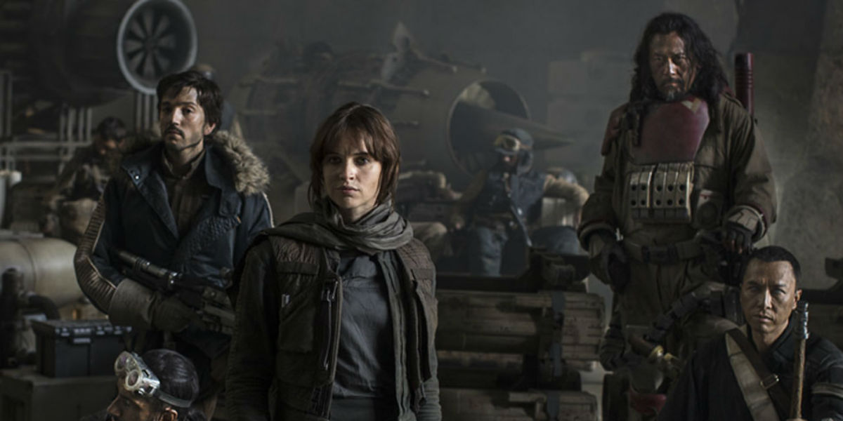 Foto com os principais integrantes da equipe da nave Rogue One em base da Aliança Rebelde.
