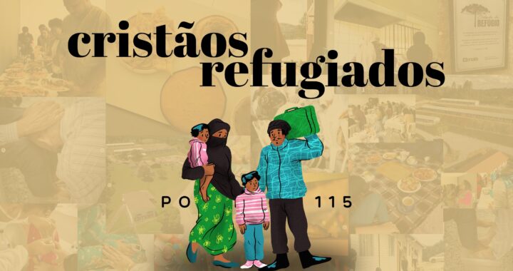 Fundo bege. Na frente o título do episódio "Cristãos Refugiados" em preto. No centro, homem, mulher e duas crianças caminhando carregando uma mala. Atrás o número do episódio "115".