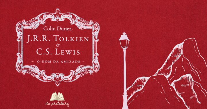 Fundo vermelho, com textura de tecido. Na frente o título do episódio "J. R. R. Tolkien e C. S. Lewis - O Dom da Amizade" na cor branca. Ornamento branco ao redor do título. Na lateral direita, Ilustração em branco de poste de luz antigo e cadeia de montanhas.