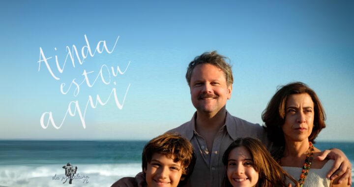 Foto de família branca. Pai, mãe e duas crianças na praia. Na frente o título do episódio "Ainda estou aqui".