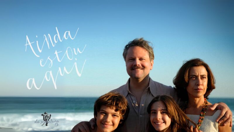 Foto de família branca. Pai, mãe e duas crianças na praia. Na frente o título do episódio "Ainda estou aqui".