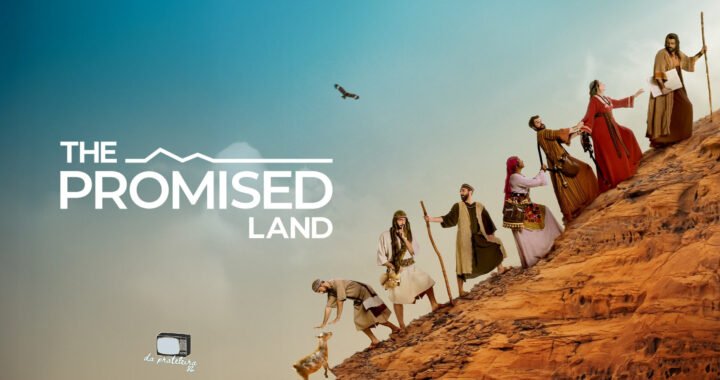 Imagem de atores representando o povo hebreu, subindo uma montanha. Na frente o título do episódio "The Promised Land".